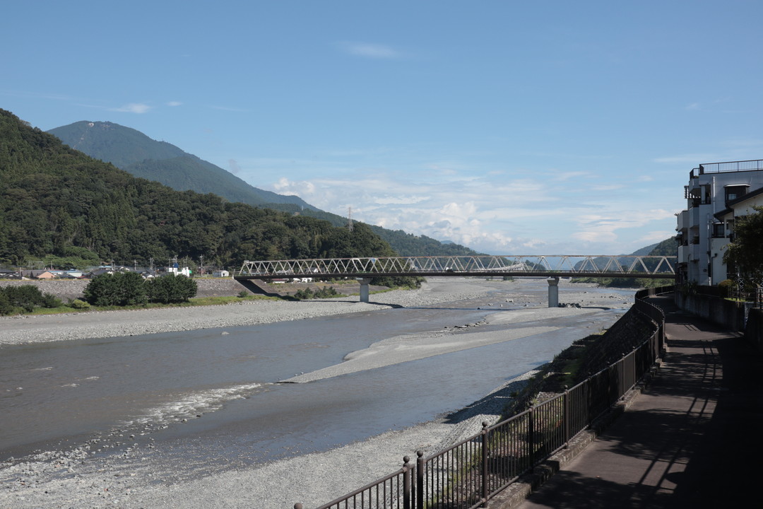 身延駅近くから見た富士川の写真