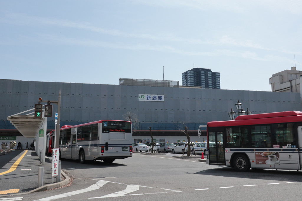 工事中の覆いで見えなくなった新潟駅