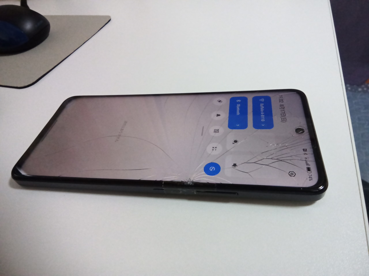 画面が割れたスマホ